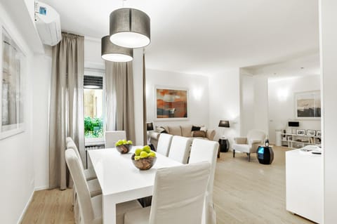 TV and multimedia, Kitchen or kitchenette, Living room, Seating area, Dining area