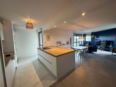 Kitchen or kitchenette, Living room, Seating area, Dining area