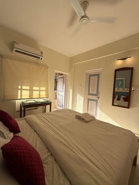 Bed, Photo of the whole room, Bedroom, fireplace, air conditioner