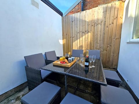 Patio, Food and drinks, Dining area