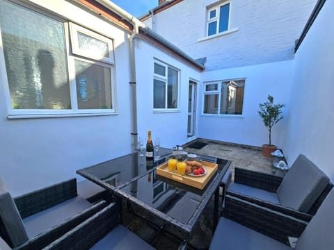 Patio, Food and drinks, Dining area