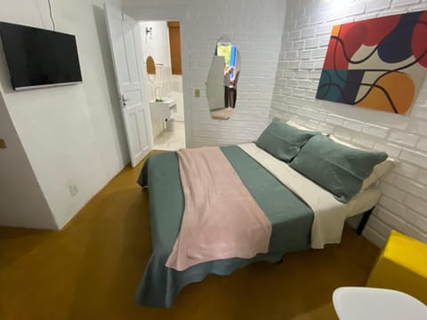 Bed, TV and multimedia, Photo of the whole room, Bedroom