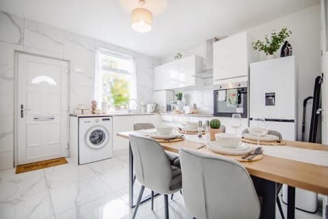 Dining area, kitchen