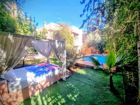 Property building, Garden, Swimming pool
