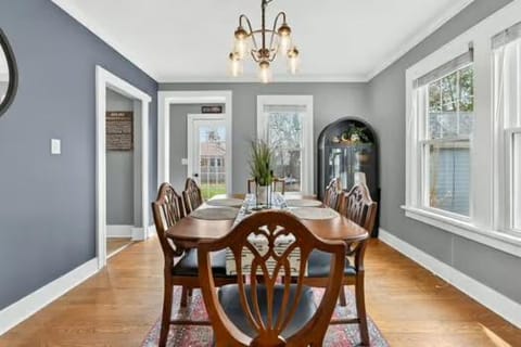 Day, Decorative detail, Seating area, Dining area