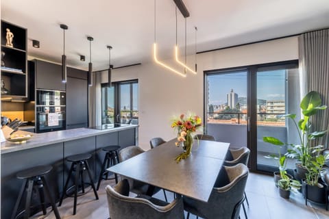 Property building, Dining area, microwave, oven, stove, air conditioner