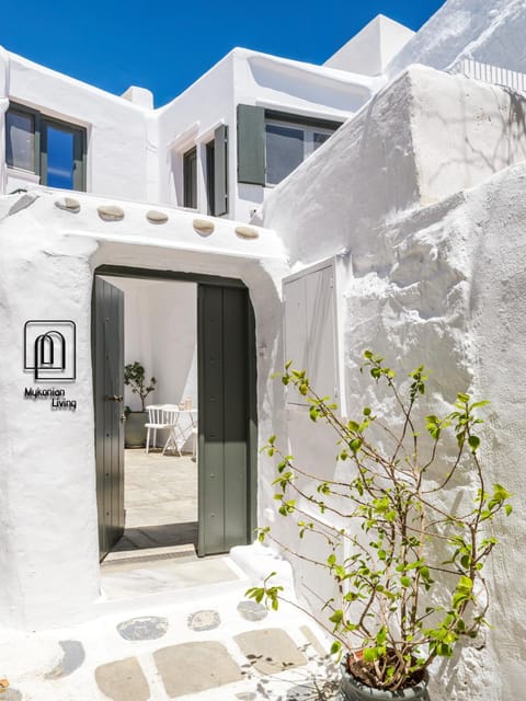 Property building, Facade/entrance, Day
