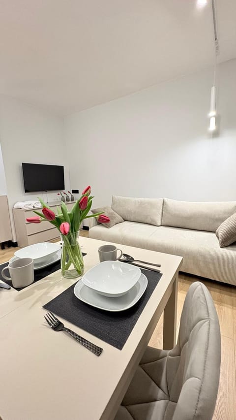 TV and multimedia, Seating area, Dining area