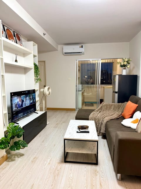 Communal lounge/ TV room, TV and multimedia, Living room, Seating area, Evening entertainment, air conditioner