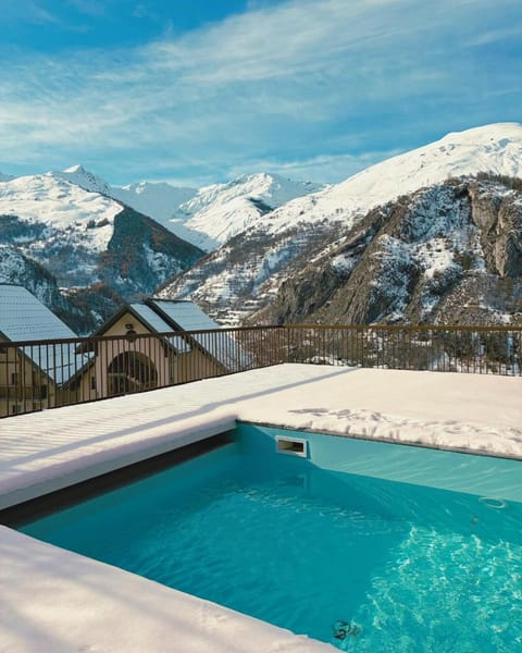 Mountain view, Pool view, Swimming pool