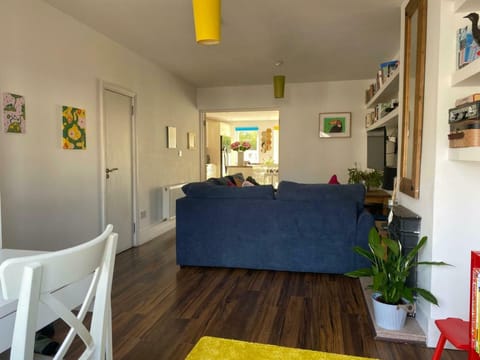 Light Filled 3BDR Home with garden in Kimmage House in Dublin