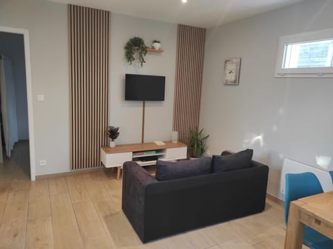 Communal lounge/ TV room, TV and multimedia, Living room, Seating area, Evening entertainment