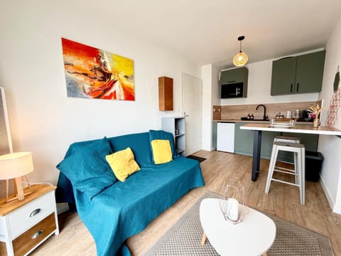 Bed, Kitchen or kitchenette, Living room, Photo of the whole room, Seating area, Dining area, stove, washing machine