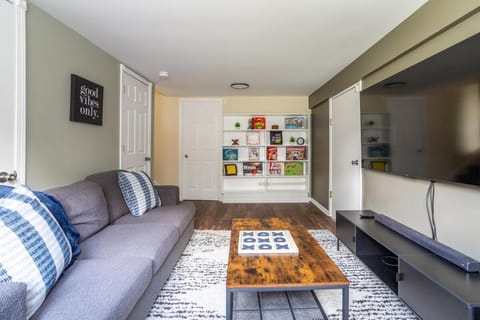 Entire Home on the water, 2 kayaks, Game room, Firepit, BBQ grill, Netflix WiFi House in Fox Lake