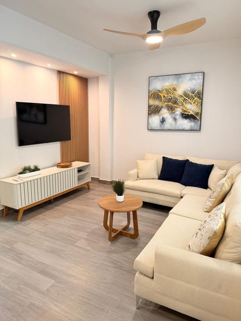TV and multimedia, Living room, Evening entertainment