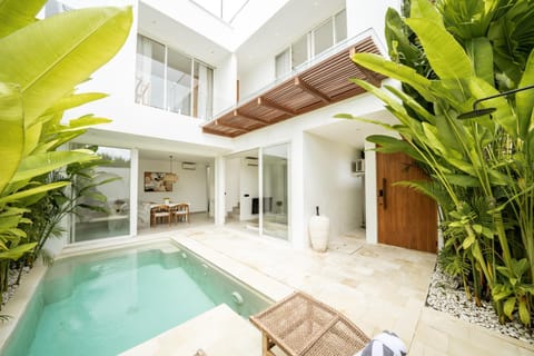 Swimming pool, sunbed