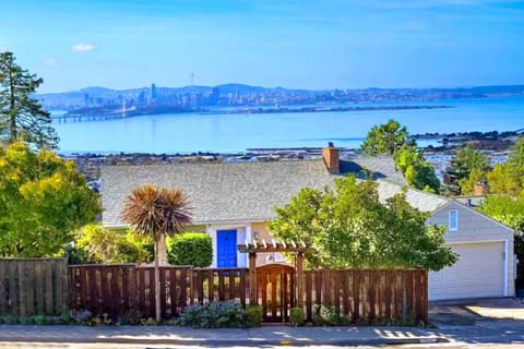 Cozy And Private Berkeley Hills Studio Suite Bed and Breakfast in Berkeley