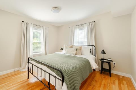 Pristine Walkable Downtown 2BR Apartment Apartment in Torrington