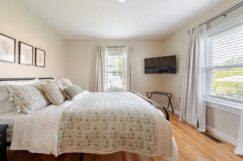 Pristine Walkable Downtown 2BR Apartment Apartment in Torrington