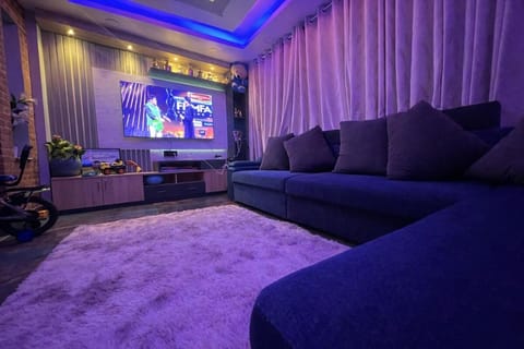 Communal lounge/ TV room, TV and multimedia, Living room, Seating area, Evening entertainment