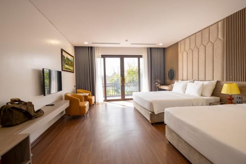 TV and multimedia, Seating area, Bedroom
