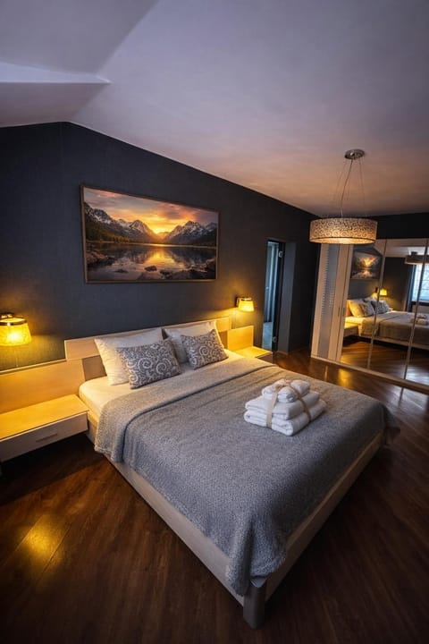 Bed, Photo of the whole room, Bedroom, towels