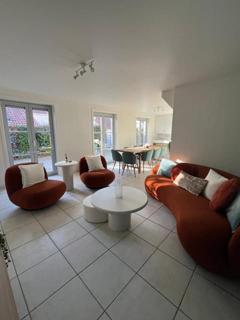 Seating area, Dining area