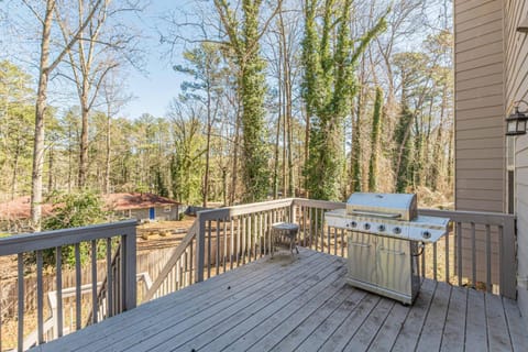 3BR w/ Backyard • Airport & Downtown • Six Flags House in Atlanta