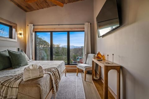 Bear Valley Retreat - Hot Tub with Mountain Views House in Pigeon Forge