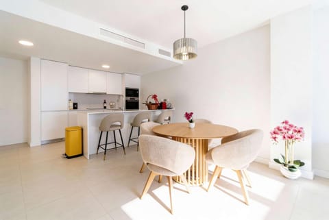 Kitchen or kitchenette, Dining area