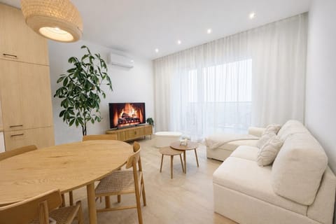 TV and multimedia, Living room, Seating area, Dining area, air conditioner