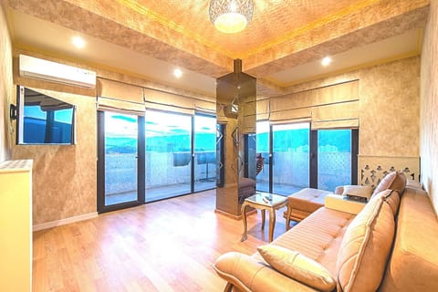 Living room, Guests