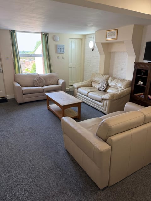 Bed, Living room, Photo of the whole room, Seating area, Bedroom
