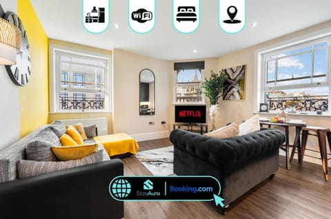 Communal lounge/ TV room, TV and multimedia, Kitchen or kitchenette, Living room, Seating area, Dining area, Evening entertainment
