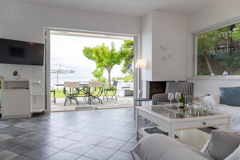 Communal lounge/ TV room, TV and multimedia, View (from property/room), Seating area