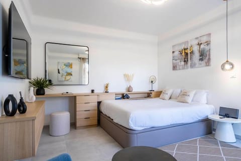 Bed, TV and multimedia, Living room, Seating area, Bedroom