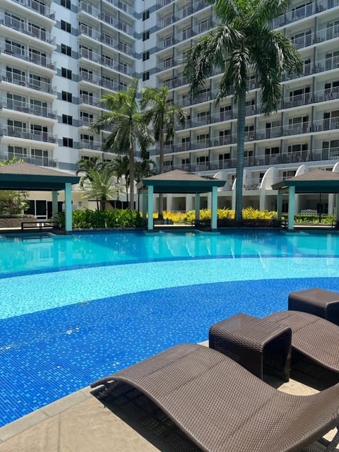 Property building, Day, Pool view, Swimming pool, sunbed