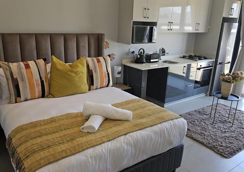Bed, Kitchen or kitchenette, Living room, Photo of the whole room, Seating area, Bedroom, stove, toaster, towels