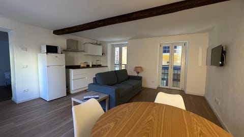 Communal lounge/ TV room, TV and multimedia, Kitchen or kitchenette, Living room, Seating area, Dining area, Evening entertainment