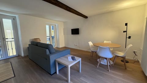 TV and multimedia, Living room, Seating area, Dining area