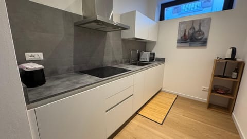 Coffee/tea facilities, Kitchen or kitchenette, stove