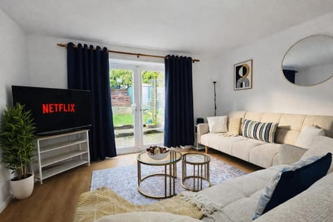 Communal lounge/ TV room, TV and multimedia, Living room, Seating area, Evening entertainment