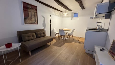 TV and multimedia, Kitchen or kitchenette, Living room, Seating area, Dining area