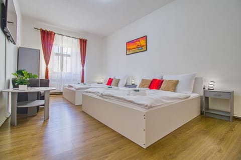 Bed, TV and multimedia, Photo of the whole room, Seating area, Bedroom, towels