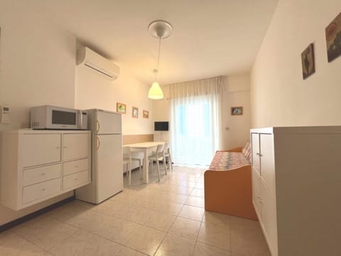 Living room, Seating area, Dining area, microwave, kitchen