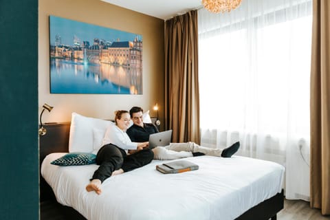 Bed, Bedroom, group of guests