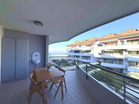 View (from property/room), Balcony/Terrace, Lake view, furniture