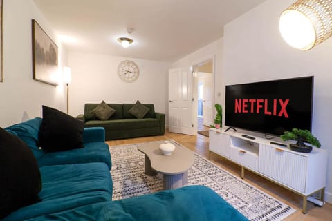 Communal lounge/ TV room, TV and multimedia, Living room, Seating area, Evening entertainment