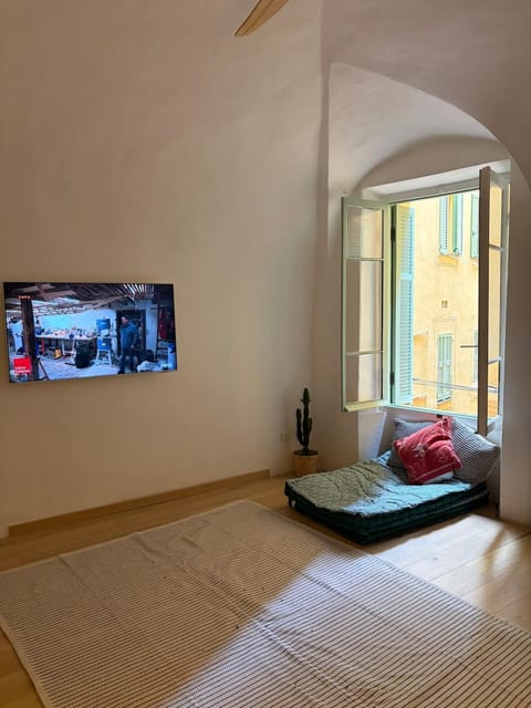 Communal lounge/ TV room, Bed, TV and multimedia