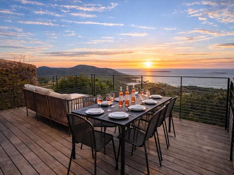 Patio, Day, Natural landscape, View (from property/room), Balcony/Terrace, Dining area, Mountain view, Sea view, Sunrise, Sunset